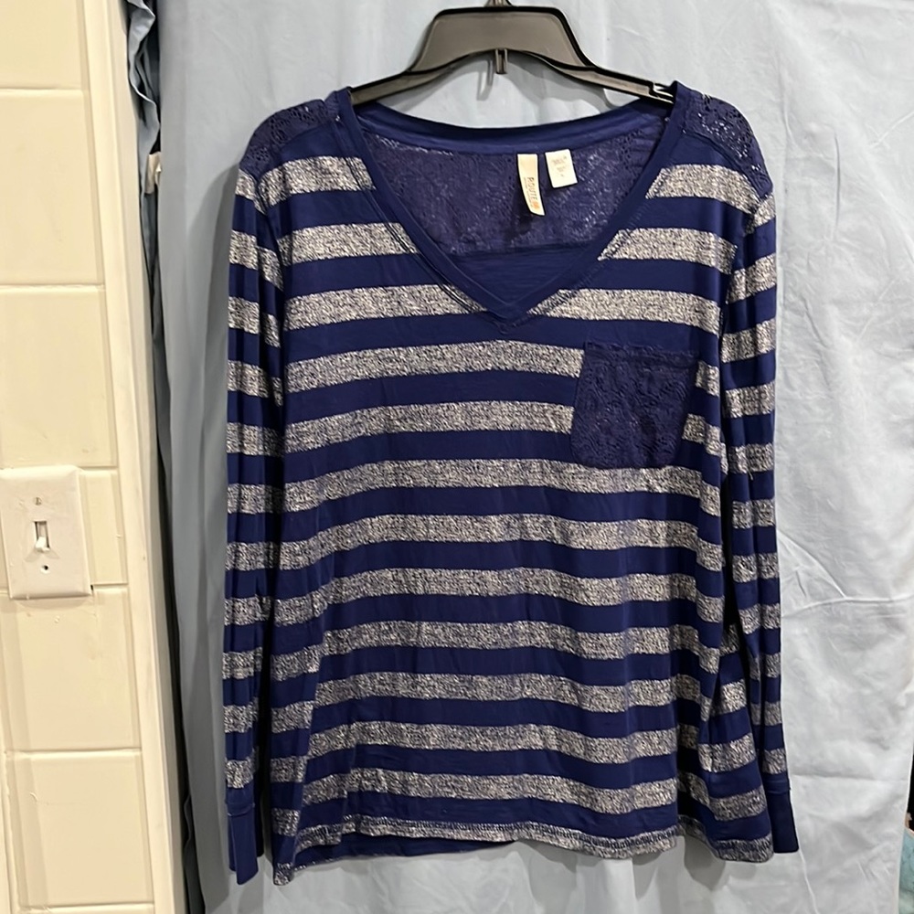 Women long sleeve top v-neck size XL blue sliver Route 66